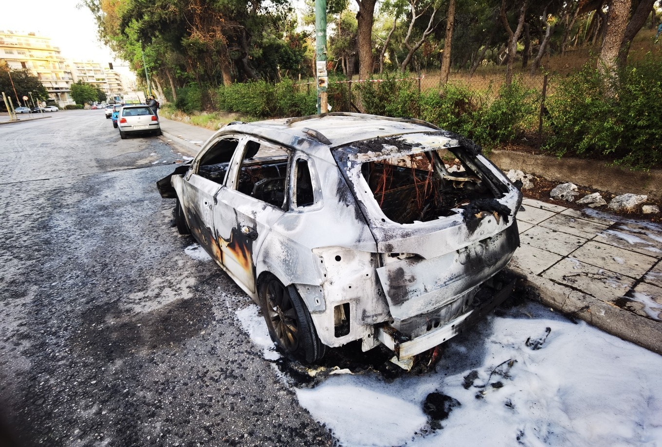 Ζωγράφου: Επεισόδια από κουκουλοφόρους – Πέταξαν μολότοφ σε ΜΑΤ, κάηκαν δύο αυτοκίνητα (pics)