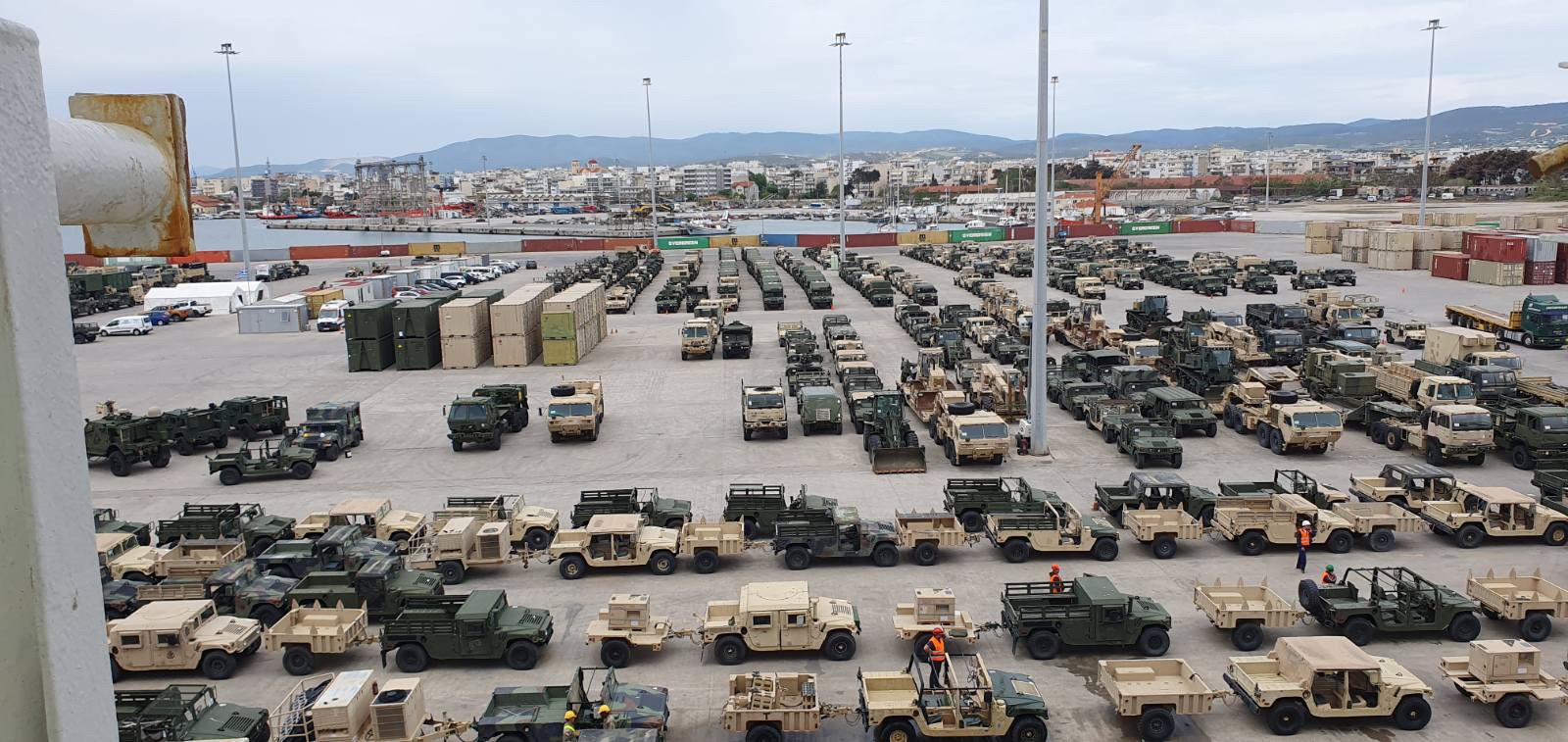 Λιμάνι Αλεξανδρούπολης: Μεγάλη επιχείρηση μεταφοράς 600 στρατιωτικών οχημάτων (pics)