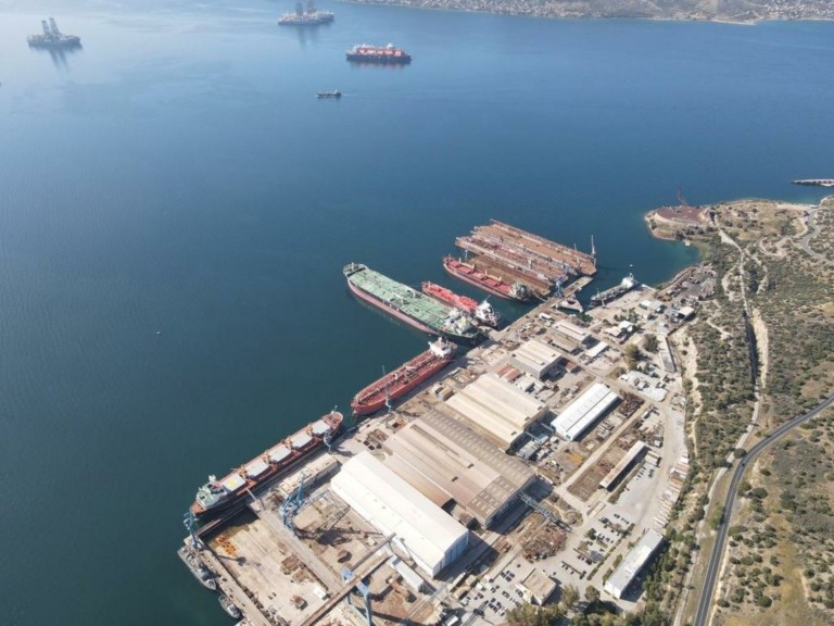Στα ναυπηγεία Ελευσίνας επισκευάζονται ταυτοχρόνως έξι πλοία