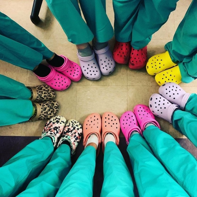 Τα χοντροκομμένα “νοσοκομειακά” παπούτσια με τις 13 τρύπες που έγιναν κυρίαρχη μόδα της χρονιάς