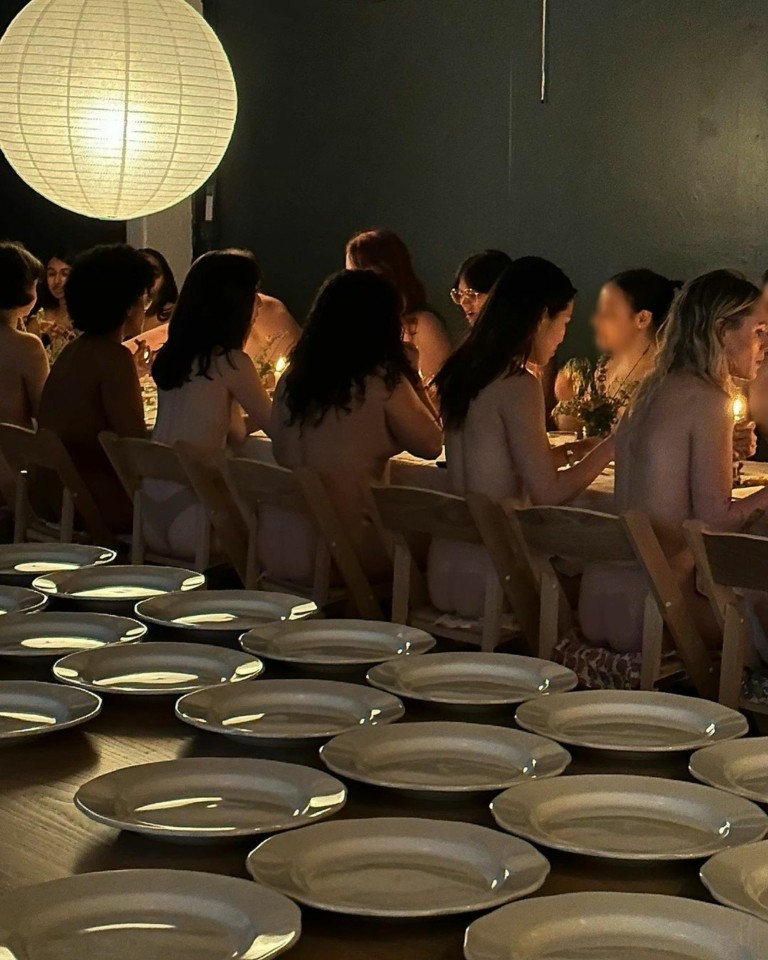 Το «γυμνό δείπνο» ξεκινά παγκόσμια περιοδεία (φωτό)