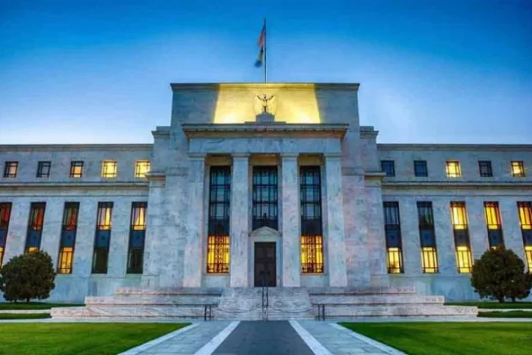 Fed: Ανοιχτό το ενδεχόμενο για «πάγωμα» στις αυξήσεις των επιτοκίων (πίνακες)