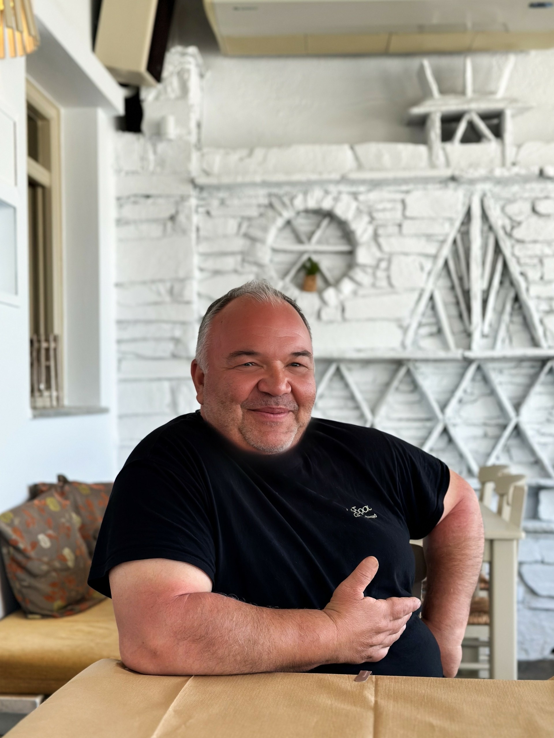 “Απόδραση” και “Ντίνος” – Δοκιμάζουμε τα μενού σε δύο κορυφαίες ταβέρνες στην Τήνο για κρέας ή ψάρι