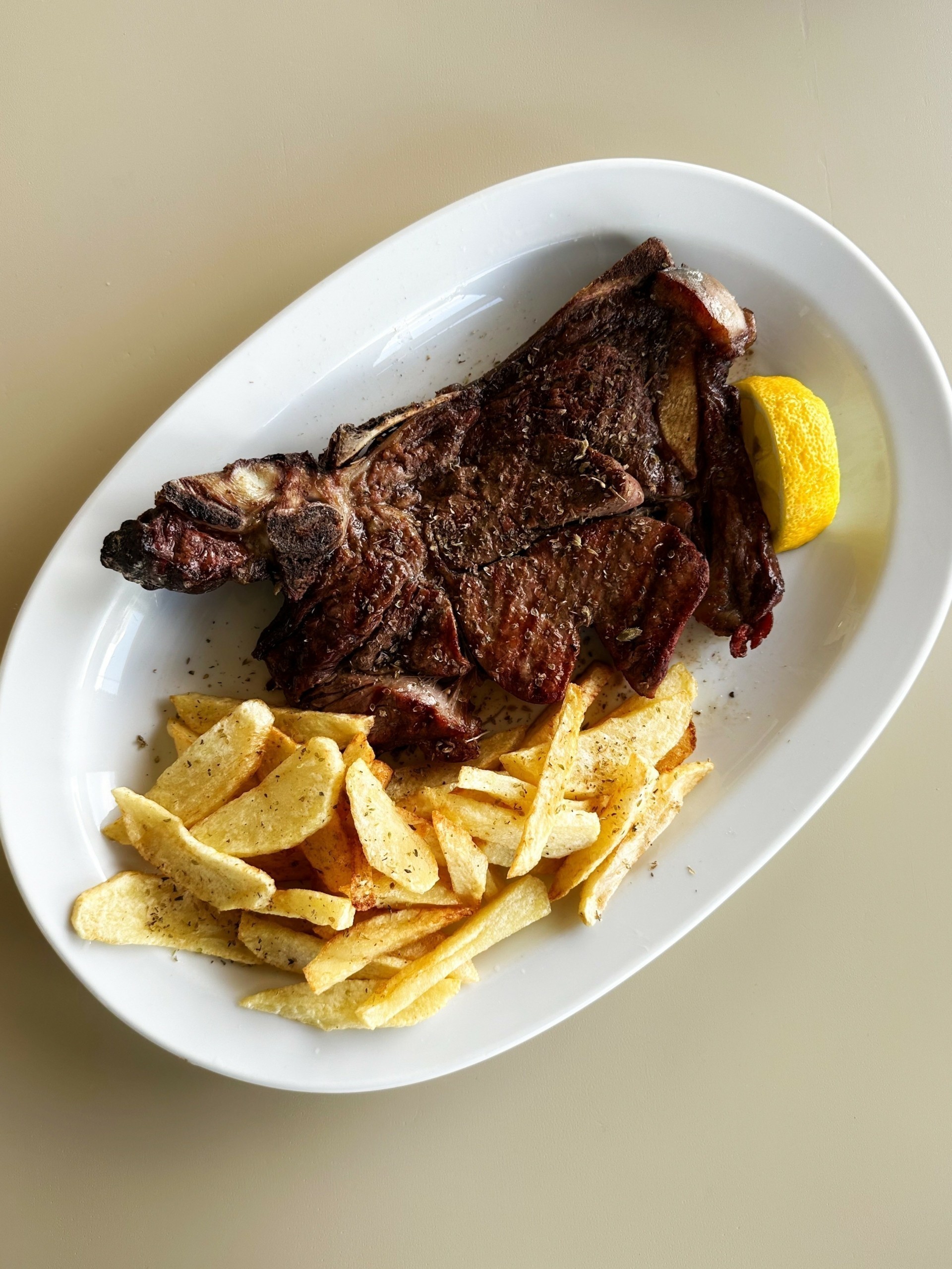 “Απόδραση” και “Ντίνος” – Δοκιμάζουμε τα μενού σε δύο κορυφαίες ταβέρνες στην Τήνο για κρέας ή ψάρι