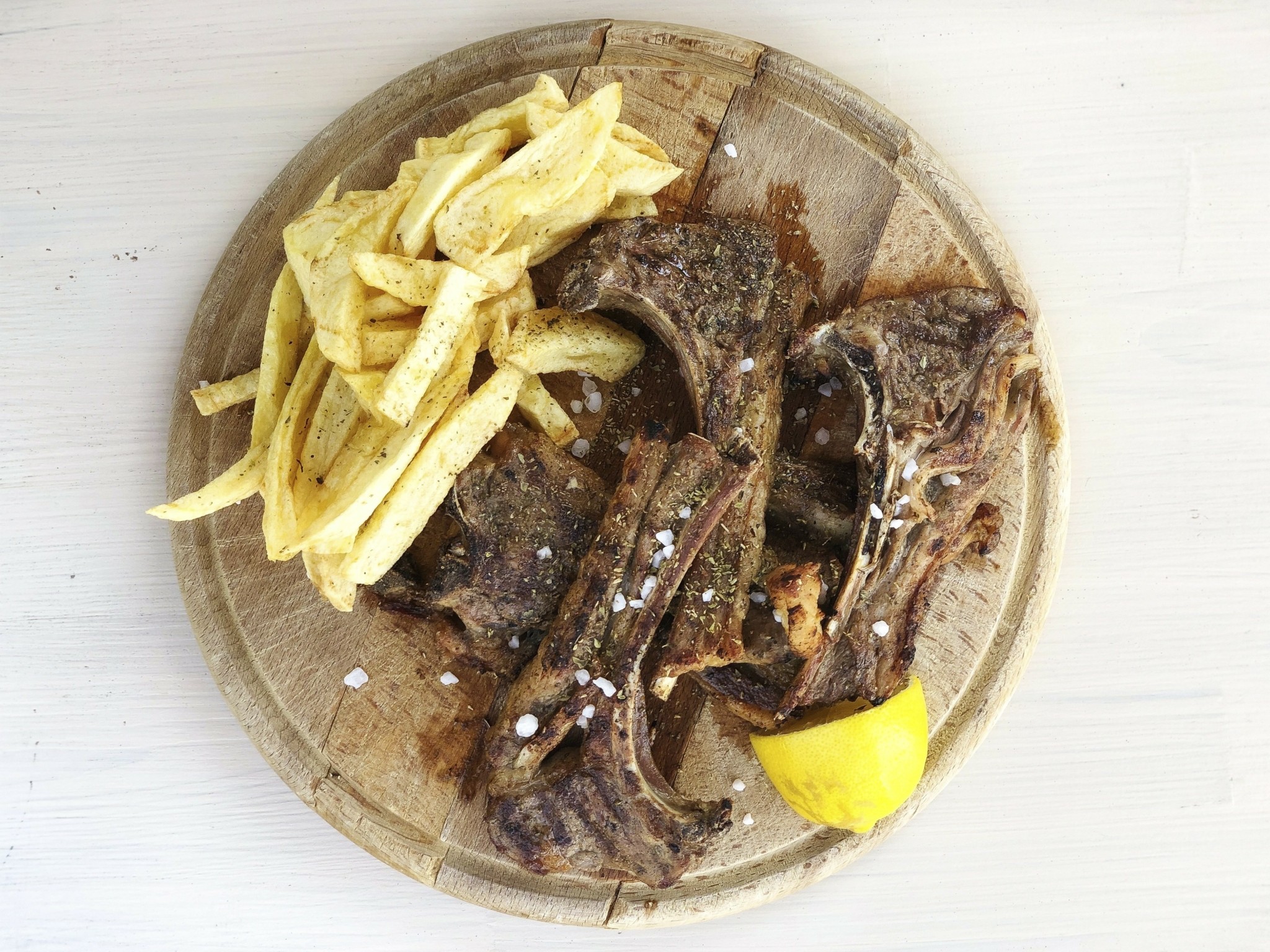 “Απόδραση” και “Ντίνος” – Δοκιμάζουμε τα μενού σε δύο κορυφαίες ταβέρνες στην Τήνο για κρέας ή ψάρι