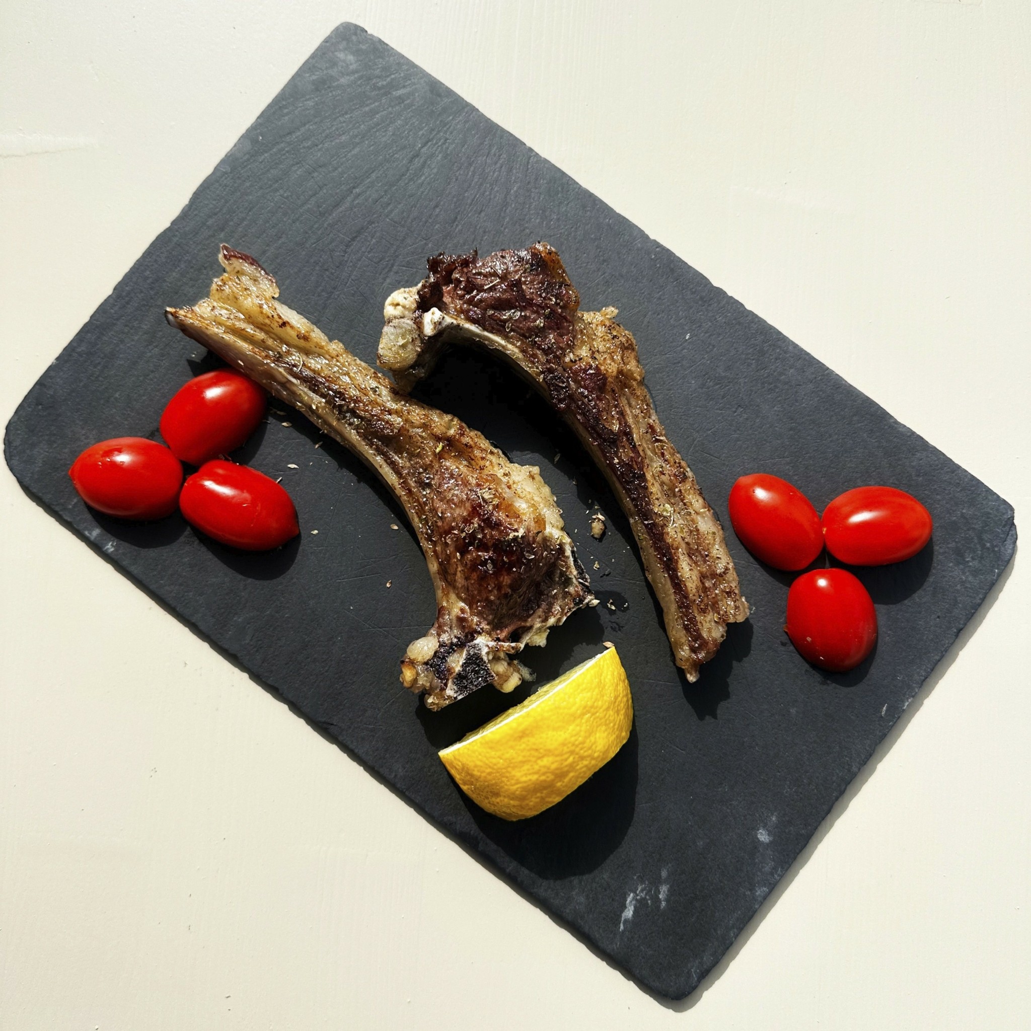 “Απόδραση” και “Ντίνος” – Δοκιμάζουμε τα μενού σε δύο κορυφαίες ταβέρνες στην Τήνο για κρέας ή ψάρι