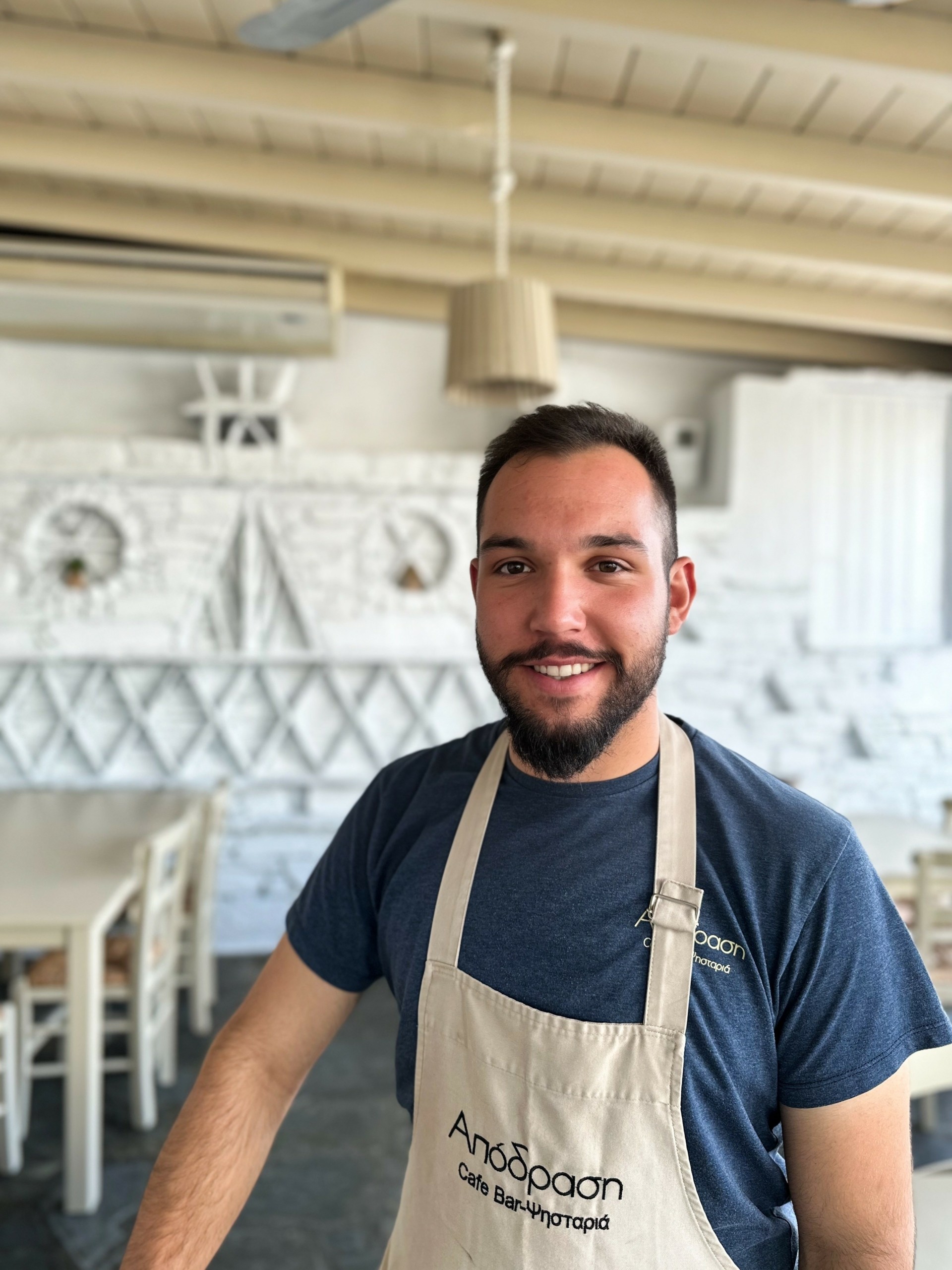 “Απόδραση” και “Ντίνος” – Δοκιμάζουμε τα μενού σε δύο κορυφαίες ταβέρνες στην Τήνο για κρέας ή ψάρι