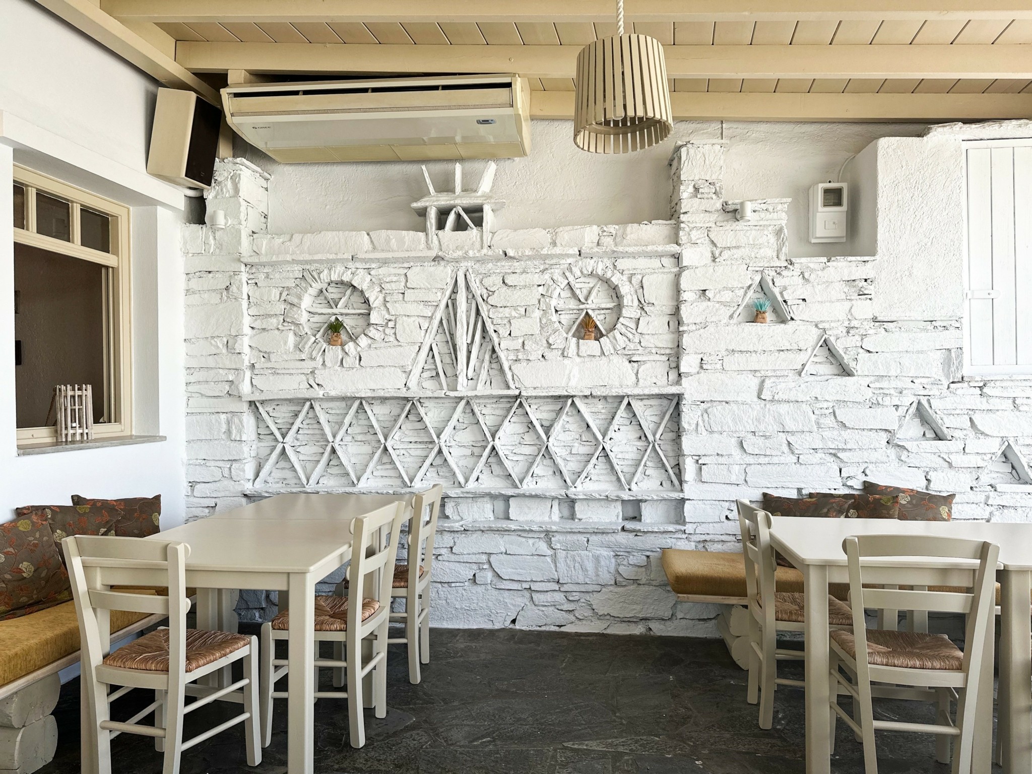 “Απόδραση” και “Ντίνος” – Δοκιμάζουμε τα μενού σε δύο κορυφαίες ταβέρνες στην Τήνο για κρέας ή ψάρι