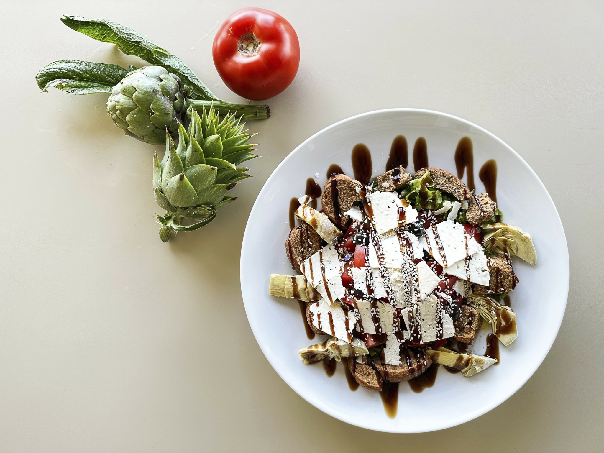 “Απόδραση” και “Ντίνος” – Δοκιμάζουμε τα μενού σε δύο κορυφαίες ταβέρνες στην Τήνο για κρέας ή ψάρι