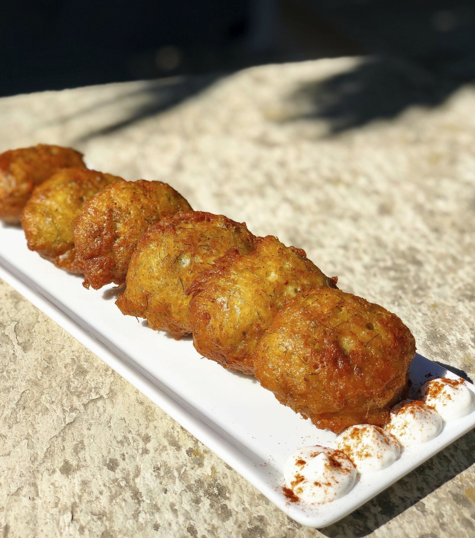 “Απόδραση” και “Ντίνος” – Δοκιμάζουμε τα μενού σε δύο κορυφαίες ταβέρνες στην Τήνο για κρέας ή ψάρι