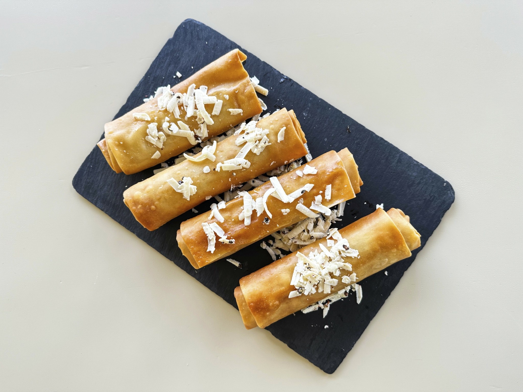 “Απόδραση” και “Ντίνος” – Δοκιμάζουμε τα μενού σε δύο κορυφαίες ταβέρνες στην Τήνο για κρέας ή ψάρι