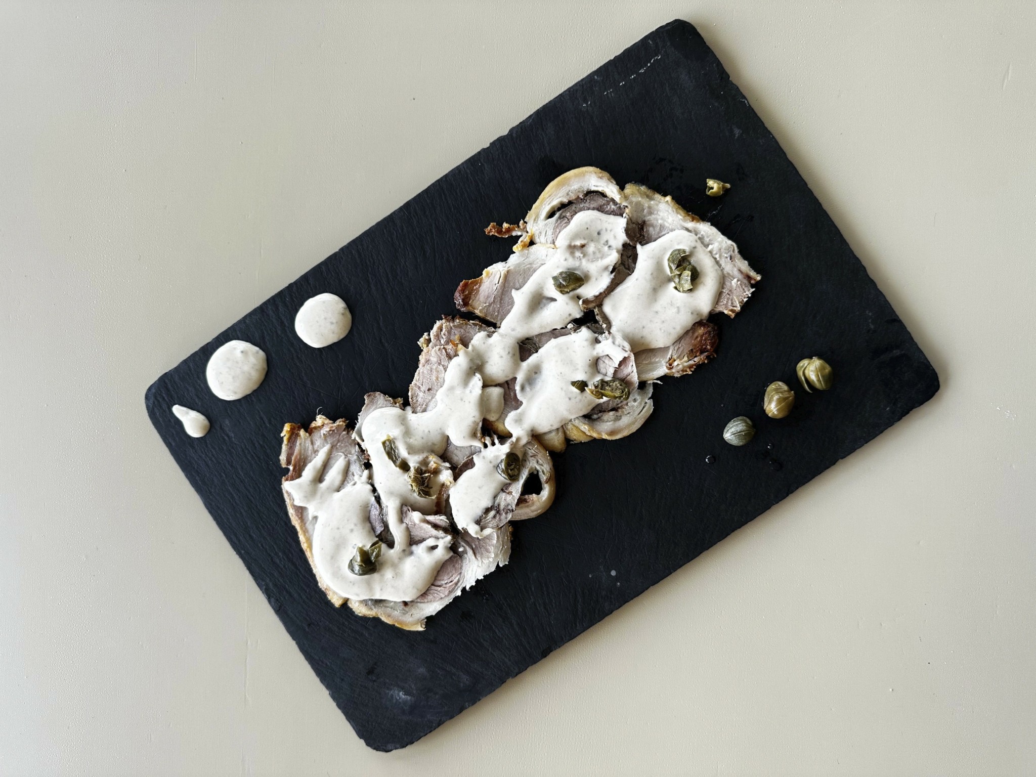 “Απόδραση” και “Ντίνος” – Δοκιμάζουμε τα μενού σε δύο κορυφαίες ταβέρνες στην Τήνο για κρέας ή ψάρι