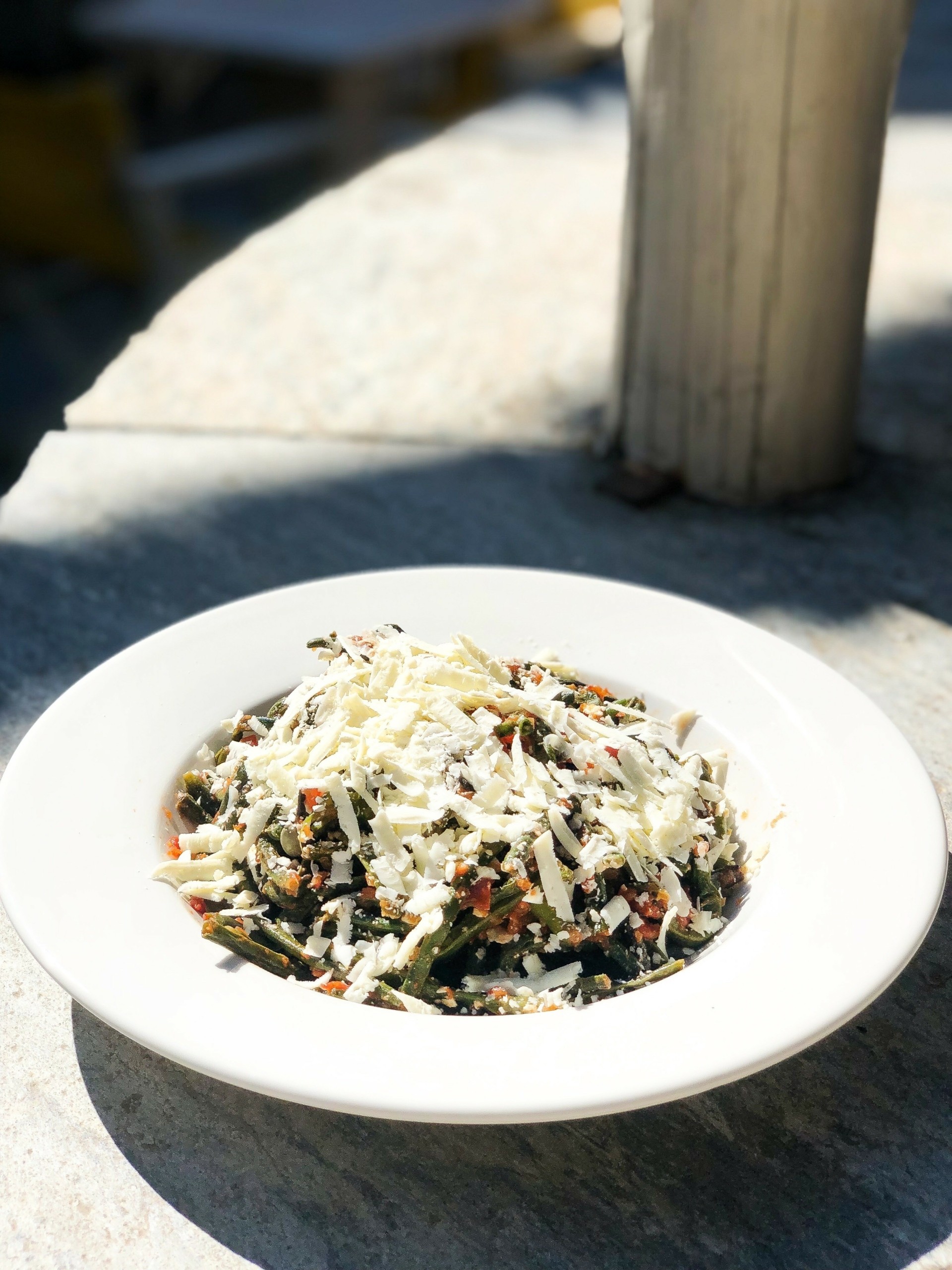 “Απόδραση” και “Ντίνος” – Δοκιμάζουμε τα μενού σε δύο κορυφαίες ταβέρνες στην Τήνο για κρέας ή ψάρι