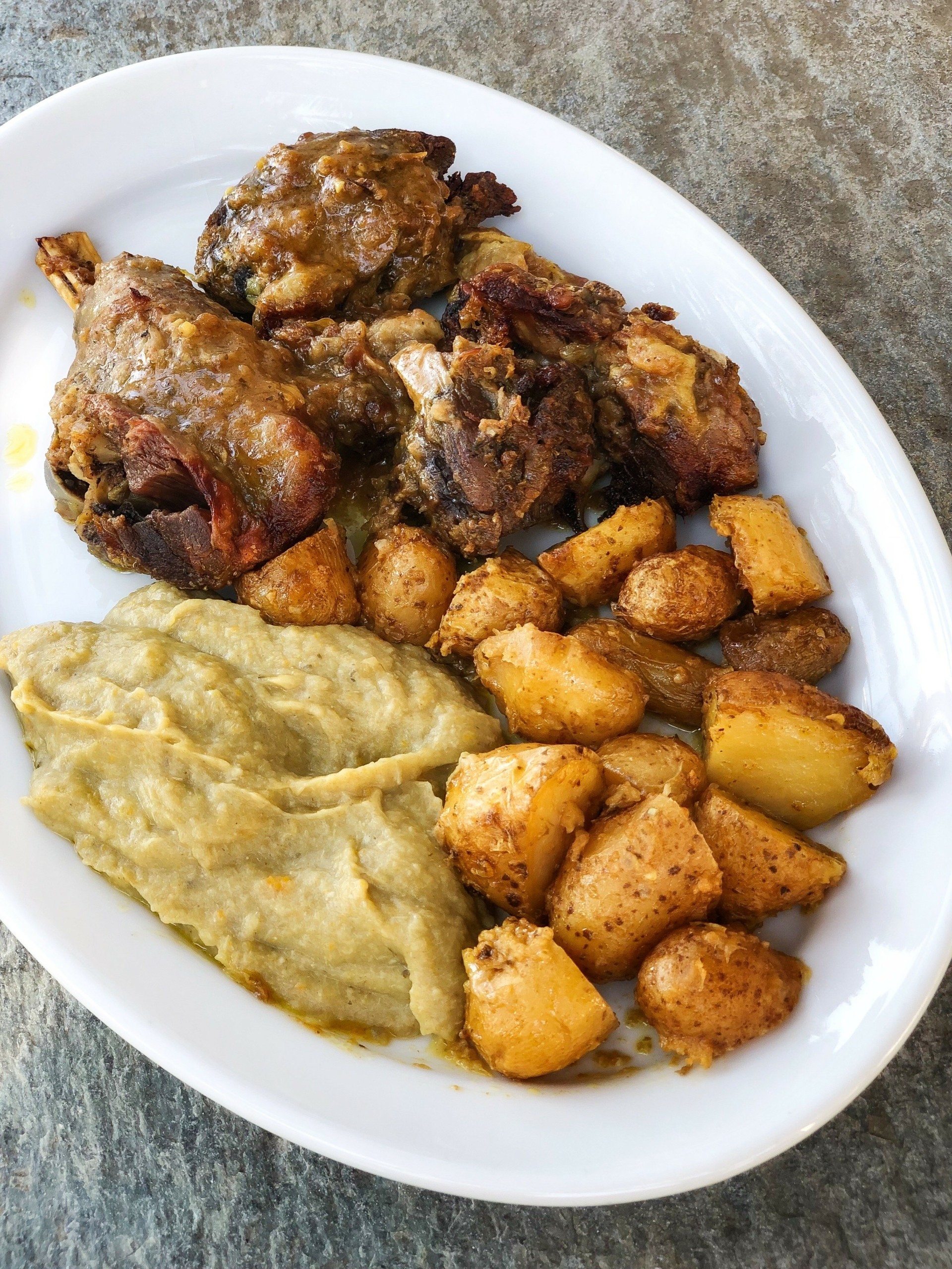 “Απόδραση” και “Ντίνος” – Δοκιμάζουμε τα μενού σε δύο κορυφαίες ταβέρνες στην Τήνο για κρέας ή ψάρι