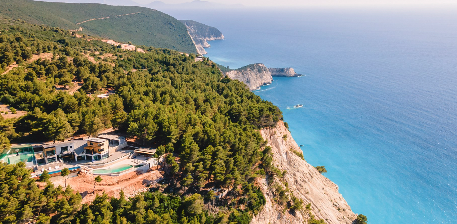 5 εντυπωσιακές βίλες προς ενοικίαση στην Λευκάδα – Μέσα στο πράσινο με θέα στο γαλάζιο του Ιονίου