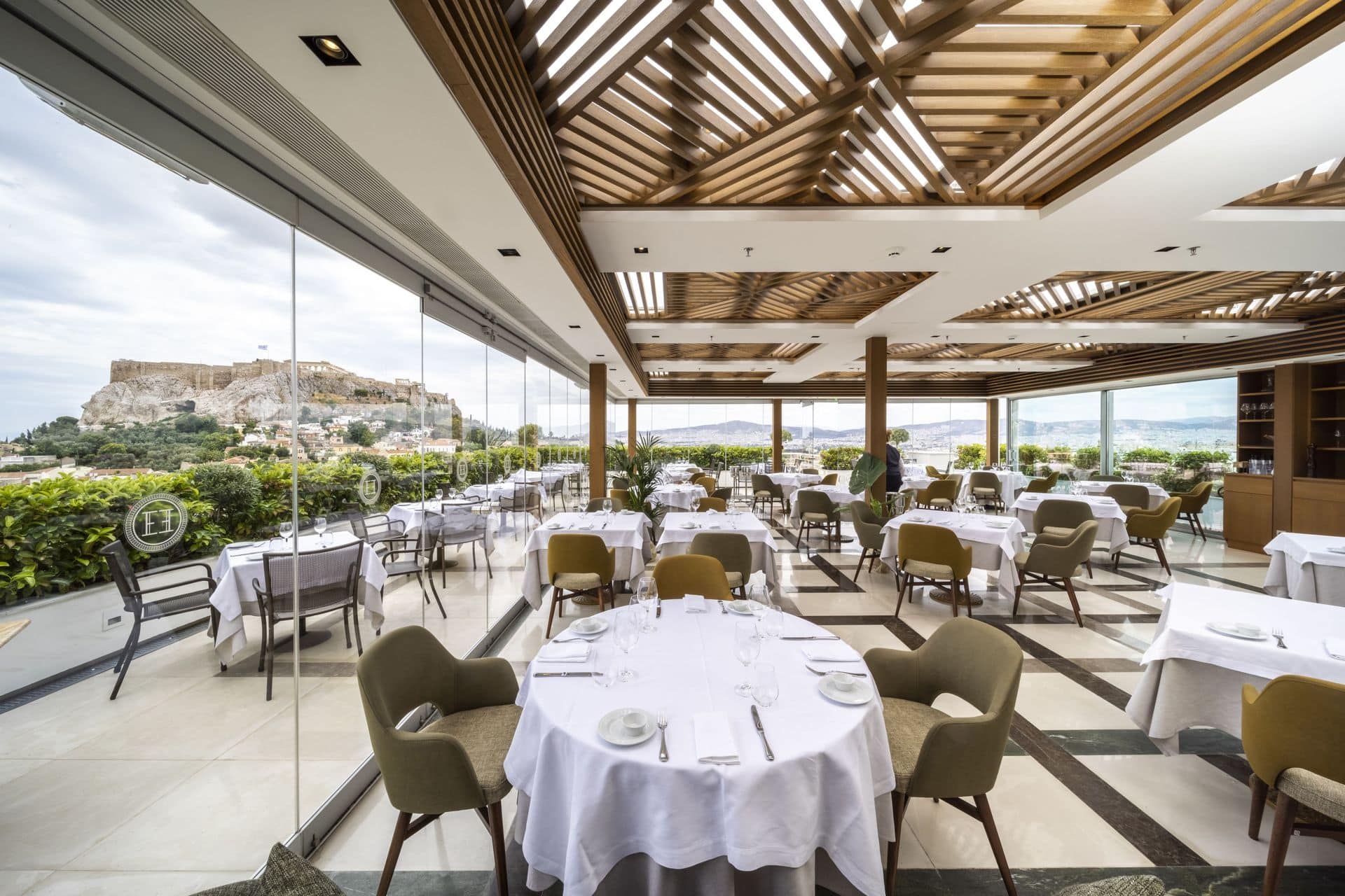 Η μεγάλη επιστροφή – Τα εστιατόρια στα roof-gardens των αθηναϊκών ξενοδοχείων διαγωνίζονται σε θέα και κουζίνα