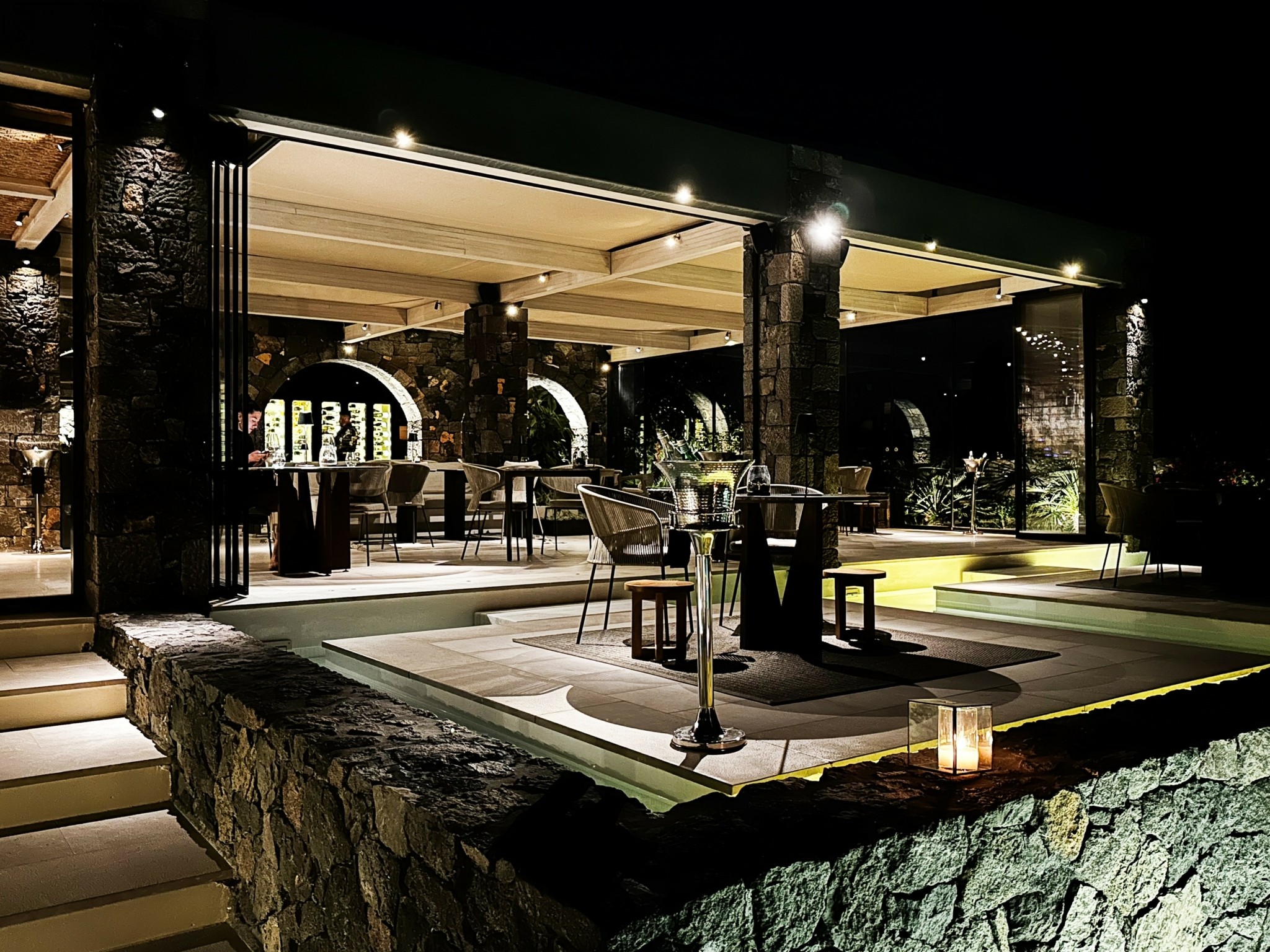 Elements: Σπάνιες στιγμές γαστρονομίας στην Οία της Σαντορίνης