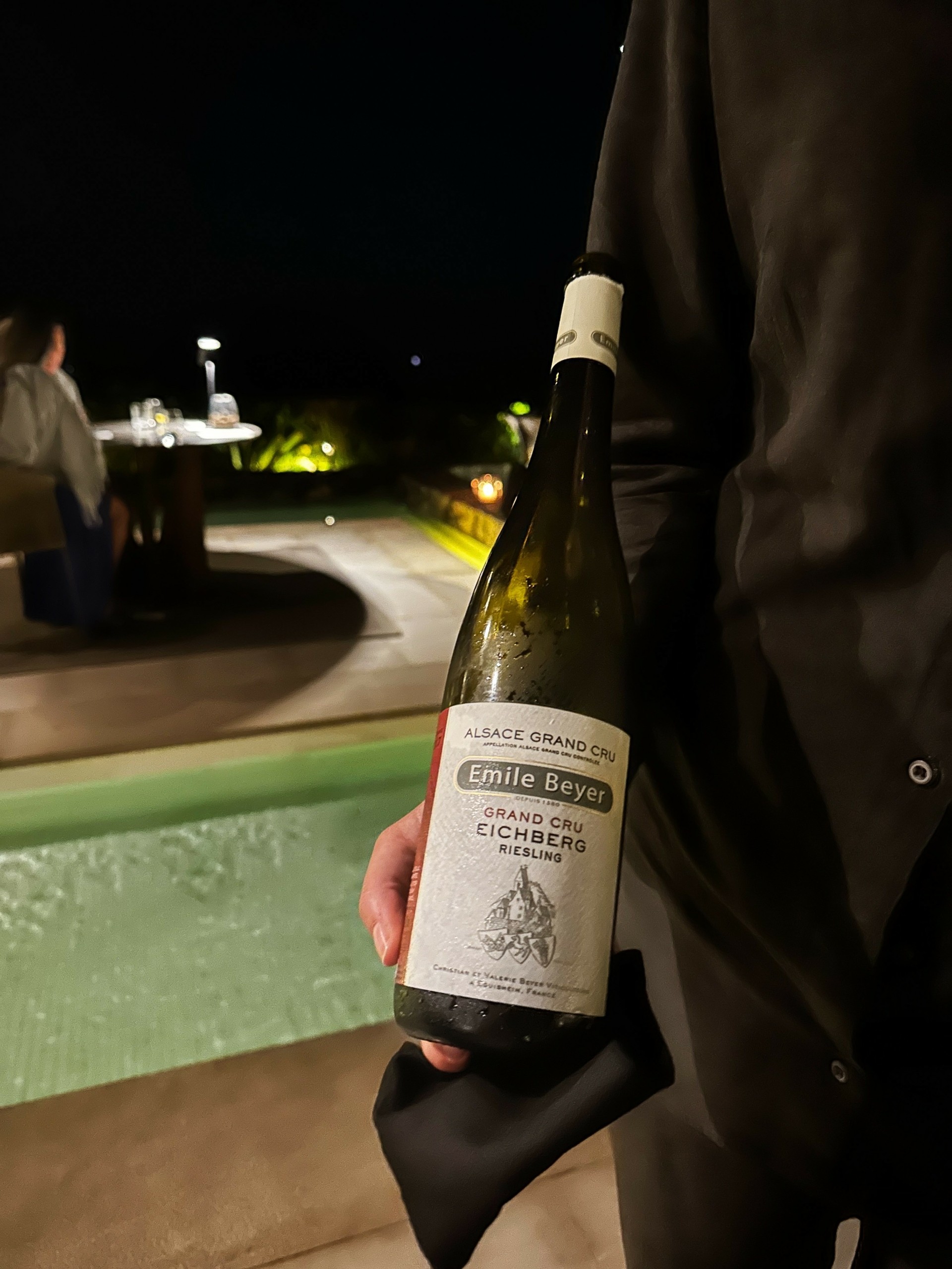 Elements: Σπάνιες στιγμές γαστρονομίας στην Οία της Σαντορίνης