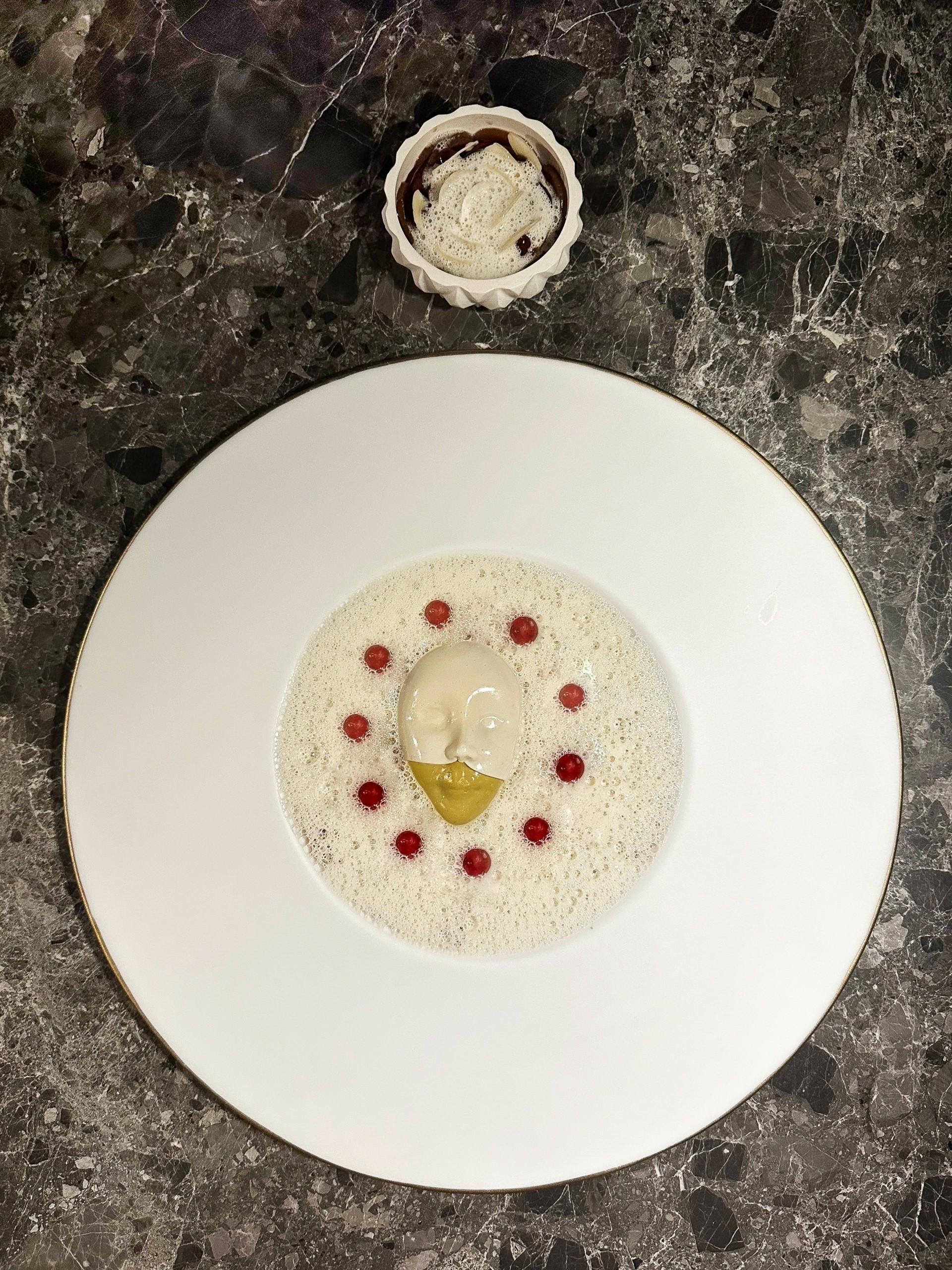 Elements: Σπάνιες στιγμές γαστρονομίας στην Οία της Σαντορίνης