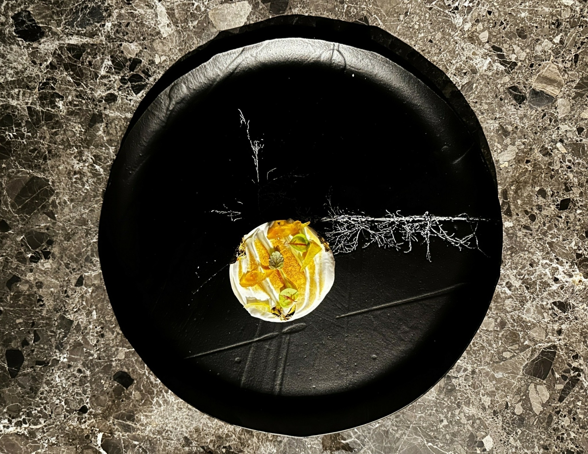 Elements: Σπάνιες στιγμές γαστρονομίας στην Οία της Σαντορίνης