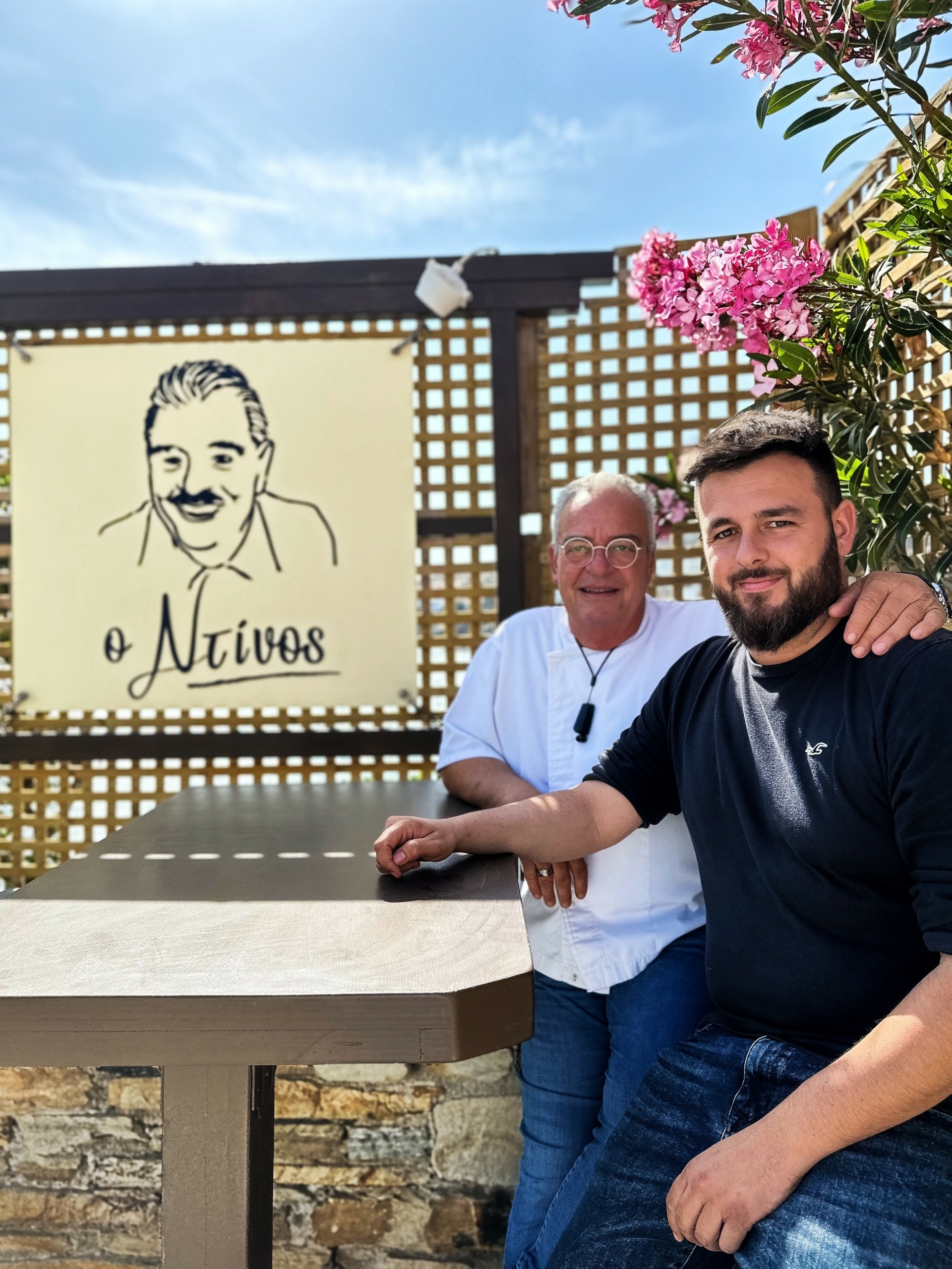 “Απόδραση” και “Ντίνος” – Δοκιμάζουμε τα μενού σε δύο κορυφαίες ταβέρνες στην Τήνο για κρέας ή ψάρι