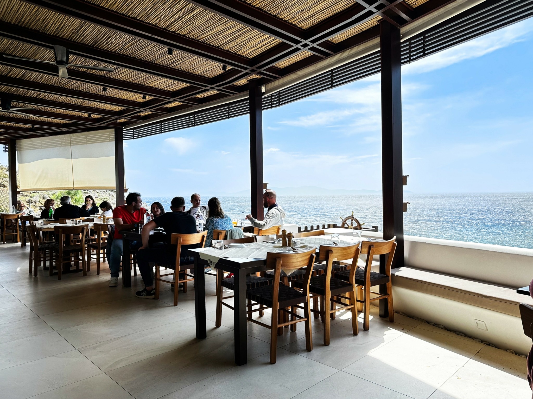 “Απόδραση” και “Ντίνος” – Δοκιμάζουμε τα μενού σε δύο κορυφαίες ταβέρνες στην Τήνο για κρέας ή ψάρι