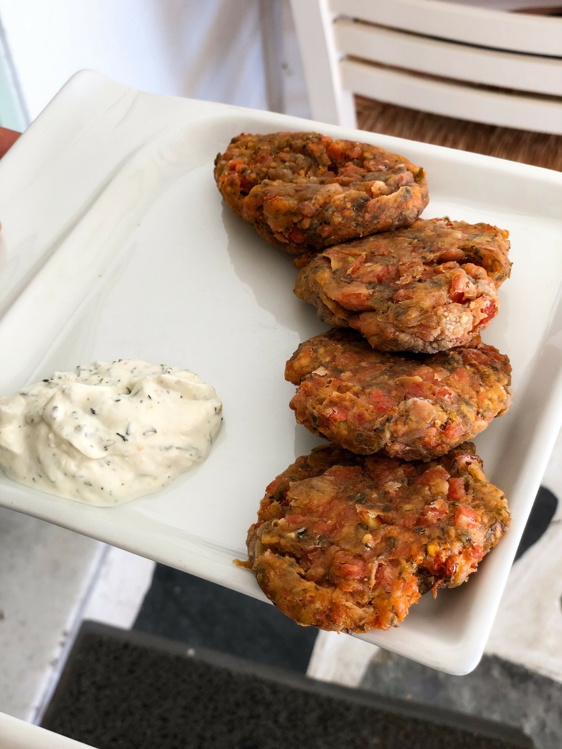 “Απόδραση” και “Ντίνος” – Δοκιμάζουμε τα μενού σε δύο κορυφαίες ταβέρνες στην Τήνο για κρέας ή ψάρι