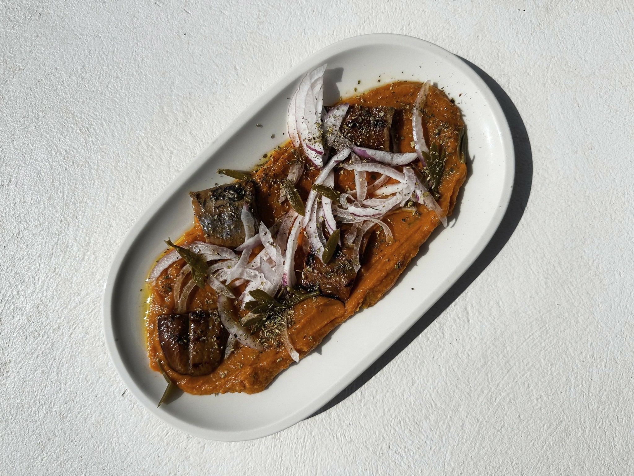 “Απόδραση” και “Ντίνος” – Δοκιμάζουμε τα μενού σε δύο κορυφαίες ταβέρνες στην Τήνο για κρέας ή ψάρι