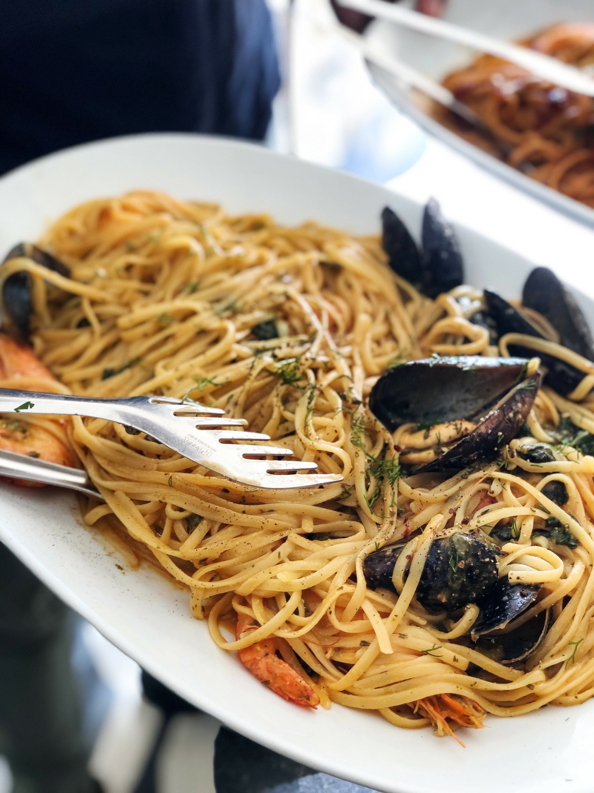 “Απόδραση” και “Ντίνος” – Δοκιμάζουμε τα μενού σε δύο κορυφαίες ταβέρνες στην Τήνο για κρέας ή ψάρι