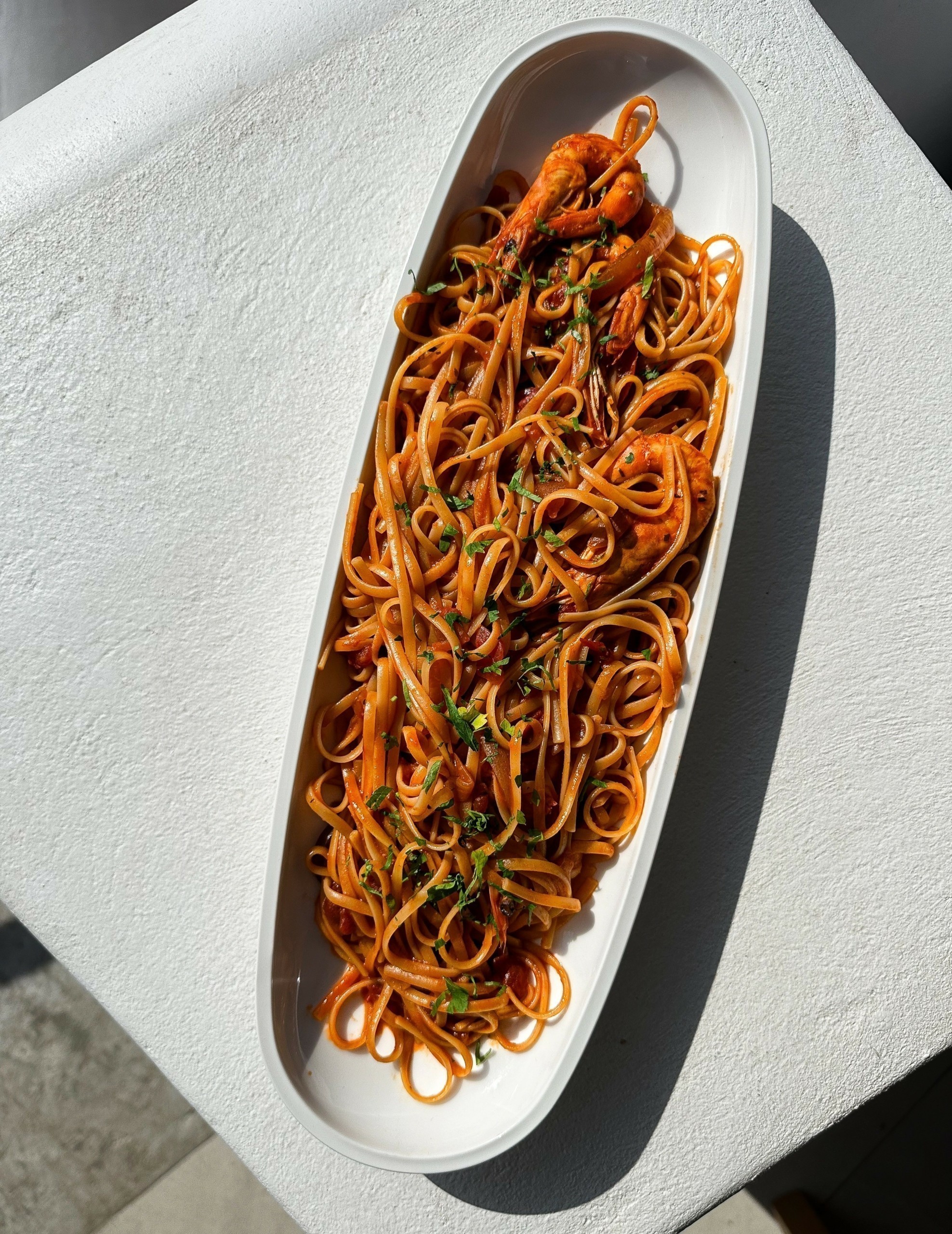 “Απόδραση” και “Ντίνος” – Δοκιμάζουμε τα μενού σε δύο κορυφαίες ταβέρνες στην Τήνο για κρέας ή ψάρι