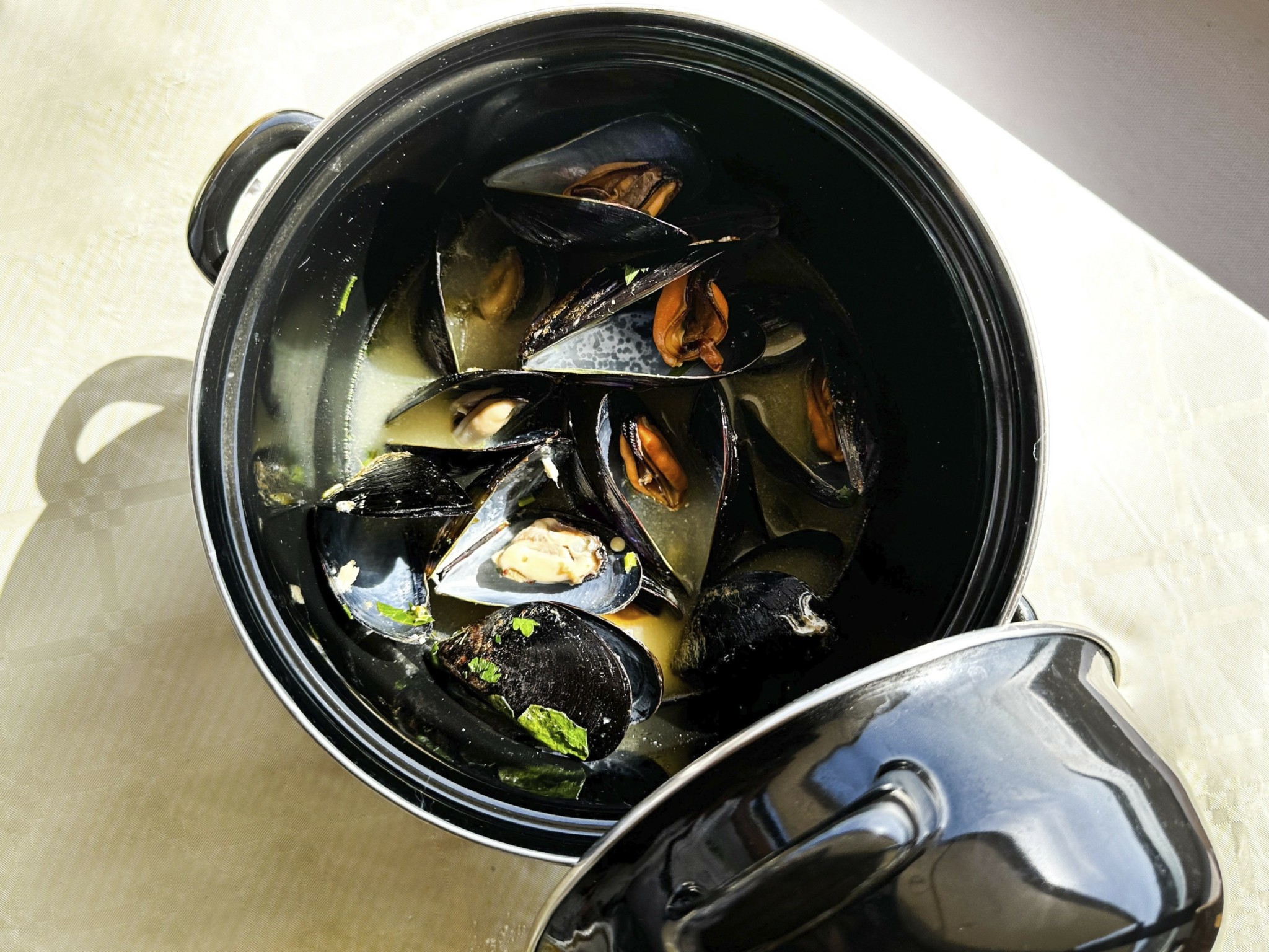 “Απόδραση” και “Ντίνος” – Δοκιμάζουμε τα μενού σε δύο κορυφαίες ταβέρνες στην Τήνο για κρέας ή ψάρι