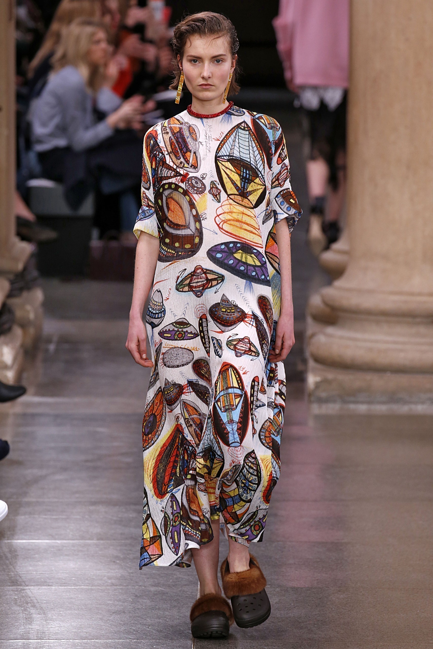 Τα χοντροκομμένα “νοσοκομειακά” παπούτσια με τις 13 τρύπες που έγιναν κυρίαρχη μόδα της χρονιάς