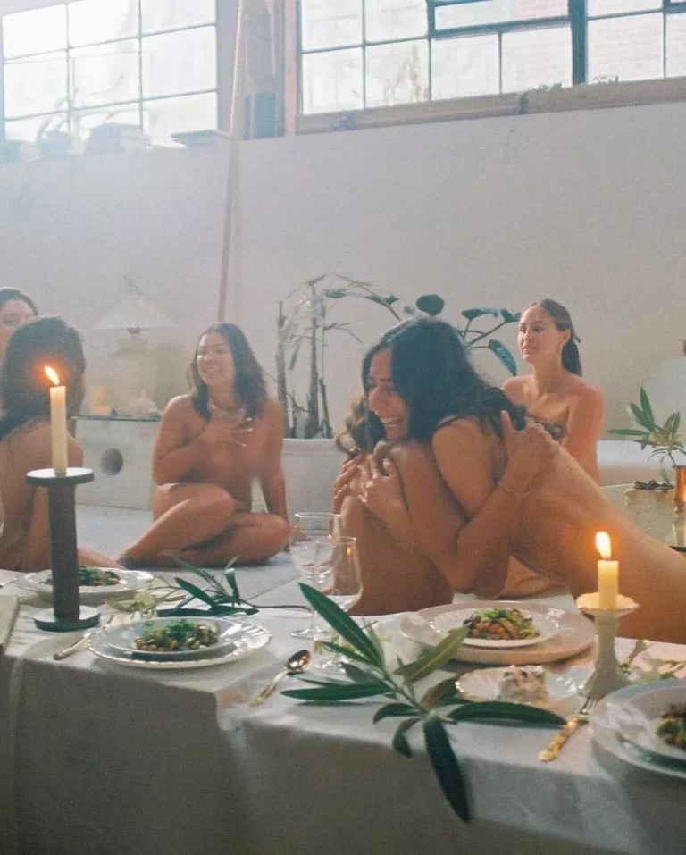 Το «γυμνό δείπνο» ξεκινά παγκόσμια περιοδεία (φωτό)