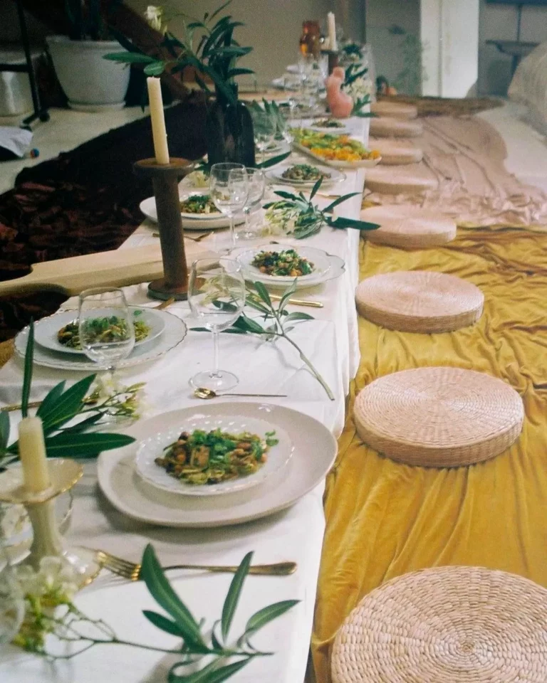 Το «γυμνό δείπνο» ξεκινά παγκόσμια περιοδεία (φωτό)