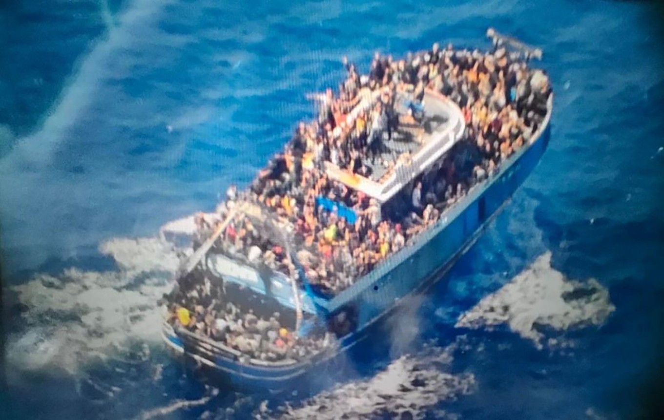 Ναυάγιο στην Πύλο: Το πλοίο με τους στοιβαγμένους μετανάστες πριν βυθιστεί (pics + vids)