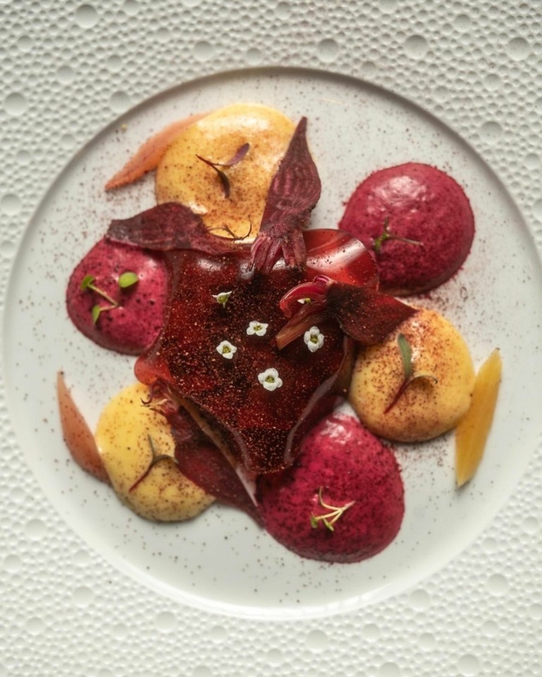 Η μεγάλη επιστροφή – Τα εστιατόρια στα roof-gardens των αθηναϊκών ξενοδοχείων διαγωνίζονται σε θέα και κουζίνα