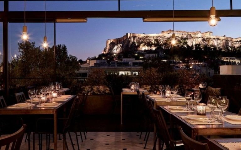 Η μεγάλη επιστροφή – Τα εστιατόρια στα roof-gardens των αθηναϊκών ξενοδοχείων διαγωνίζονται σε θέα και κουζίνα