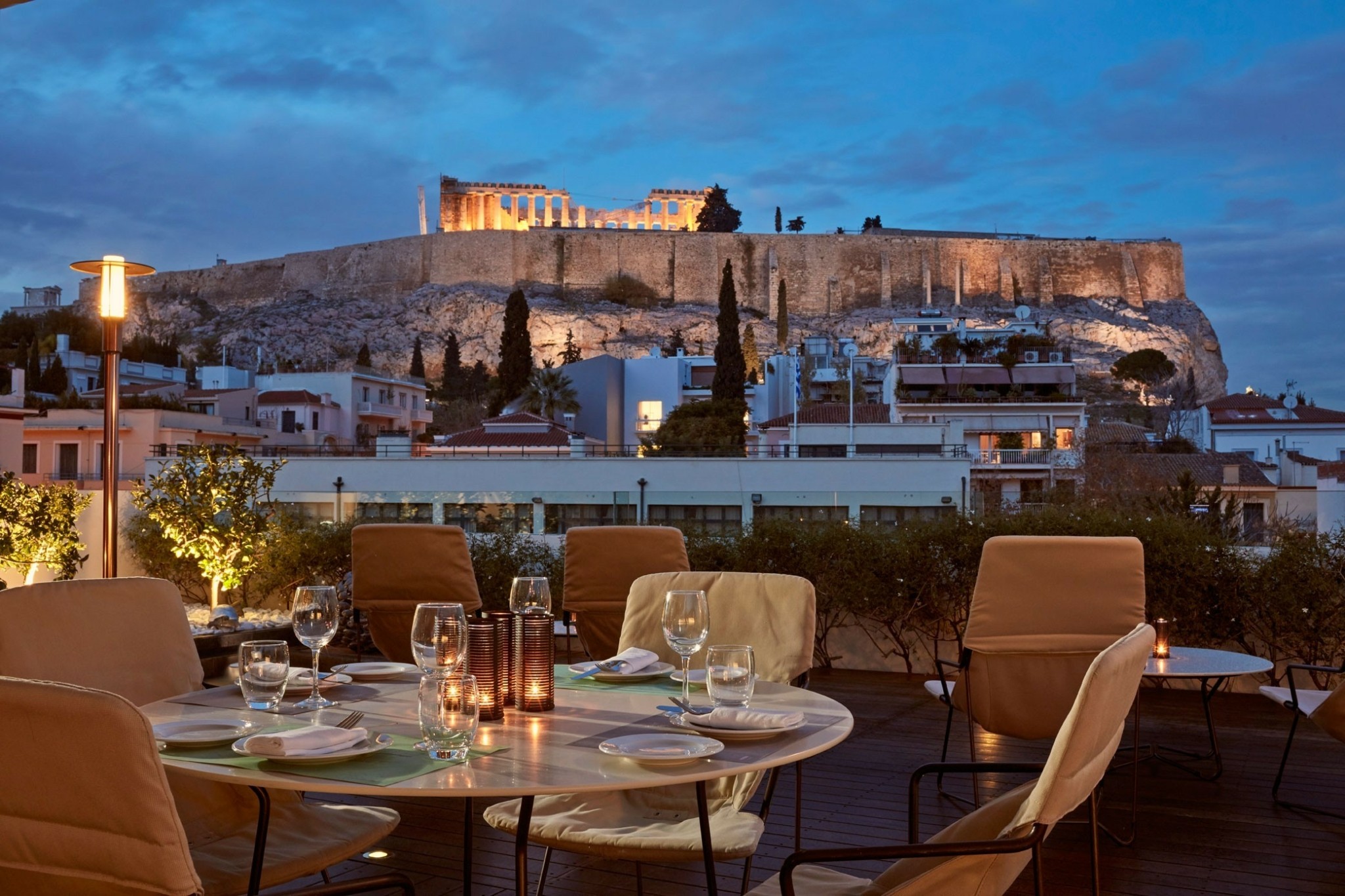 Η μεγάλη επιστροφή – Τα εστιατόρια στα roof-gardens των αθηναϊκών ξενοδοχείων διαγωνίζονται σε θέα και κουζίνα