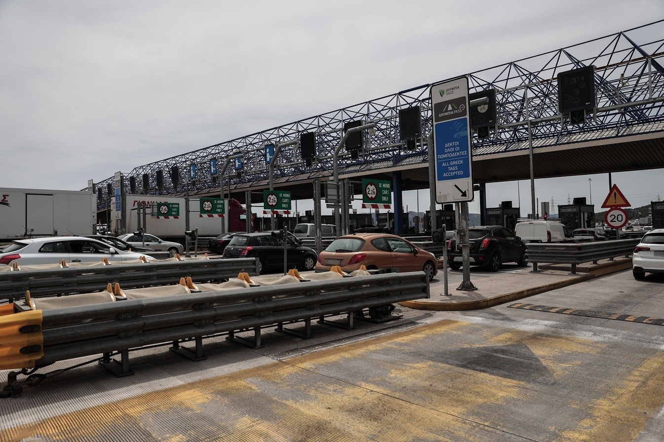 Μπλοκάρισμα χιλιομέτρων κοντά στα διόδια Ελευσίνας – Επιστρέφουν ετεροδημότες και λουόμενοι