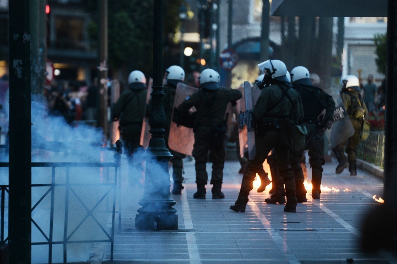 Ναυάγιο στην Πύλο: Μολότοφ και επεισόδια από «δικαιωματιστές» στο κέντρο της Αθήνας (pics + vids) (upd)