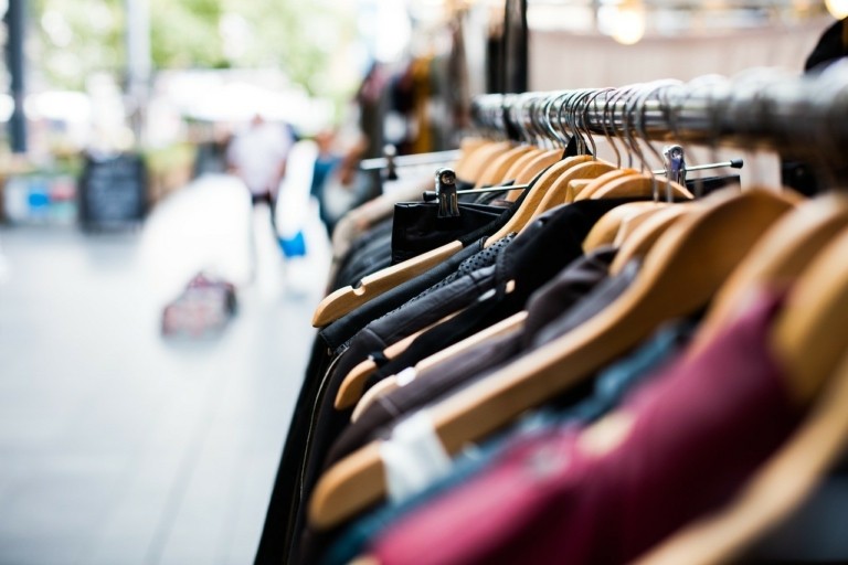 Καταστήματα ρούχων: Βελτιώνονται οι προοπτικές και ανεβαίνουν οι μετοχές τους