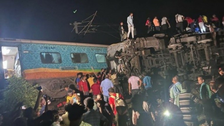 Ινδία: «Ανθρώπινο λάθος» πίσω από τη σιδηροδρομική τραγωδία με την εκατόμβη νεκρών