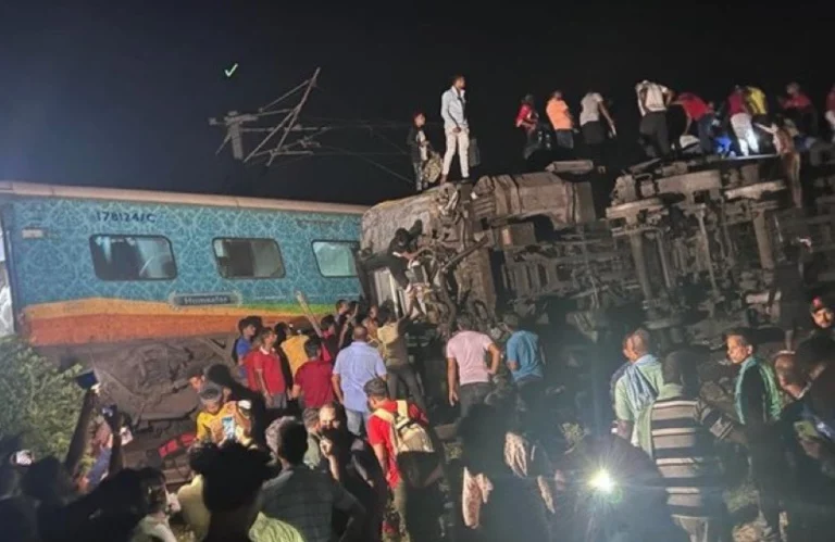 Σύγκρουση τρένων στην Ινδία – Τουλάχιστον 50 νεκροί και 350 τραυματίες (tweets)