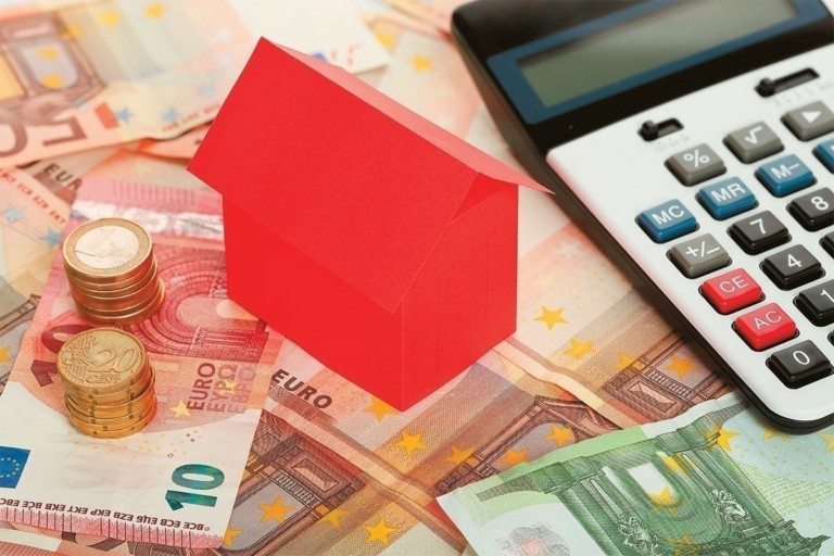Fitch: Οι ελληνικές τράπεζες παραμένουν στο μονοπάτι της μείωσης των «κόκκινων δανείων»