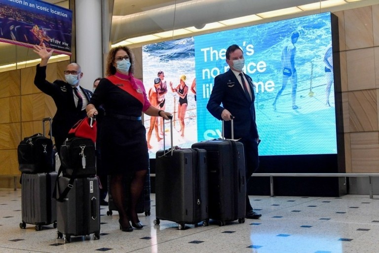 Qantas: Άντρες αεροσυνοδοί με μακιγιάζ και γυναίκες χωρίς ψηλοτάκουνα