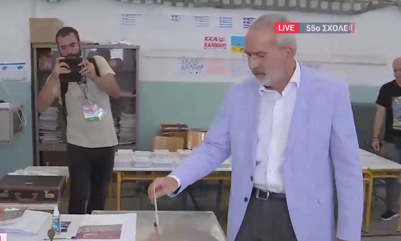 Εκλογές 2023: Ψήφισε ο υπηρεσιακός πρωθυπουργός Ιωάννης Σαρμάς (vid)