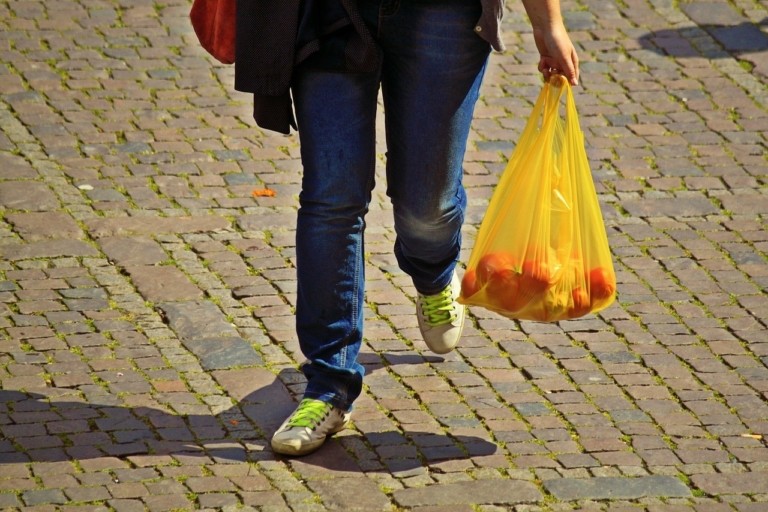 Ο «πόλεμος» με τα πλαστικά περνά από τα καταστήματα χωρίς συσκευασίες