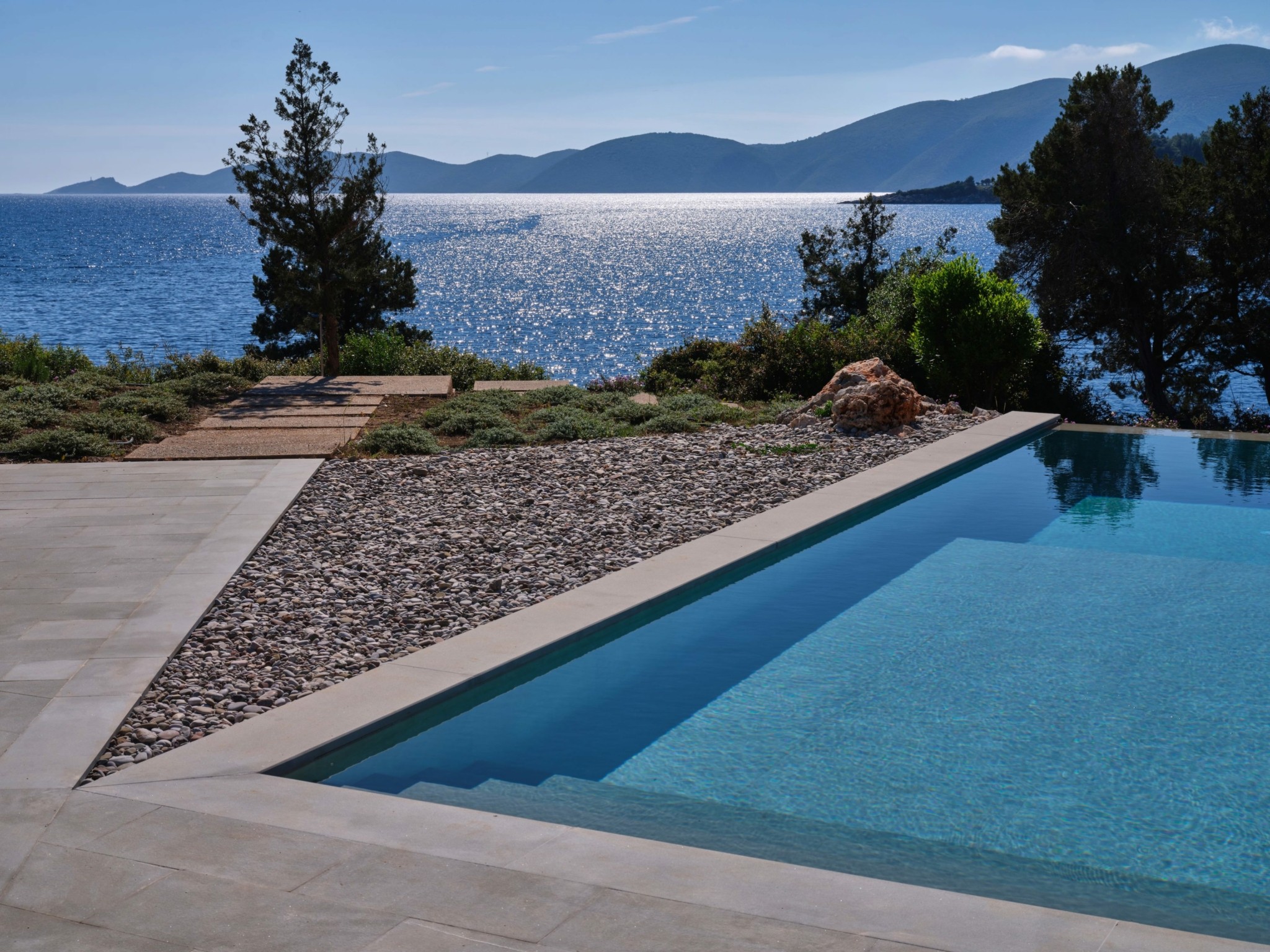 5 εντυπωσιακές βίλες προς ενοικίαση στην Λευκάδα – Μέσα στο πράσινο με θέα στο γαλάζιο του Ιονίου