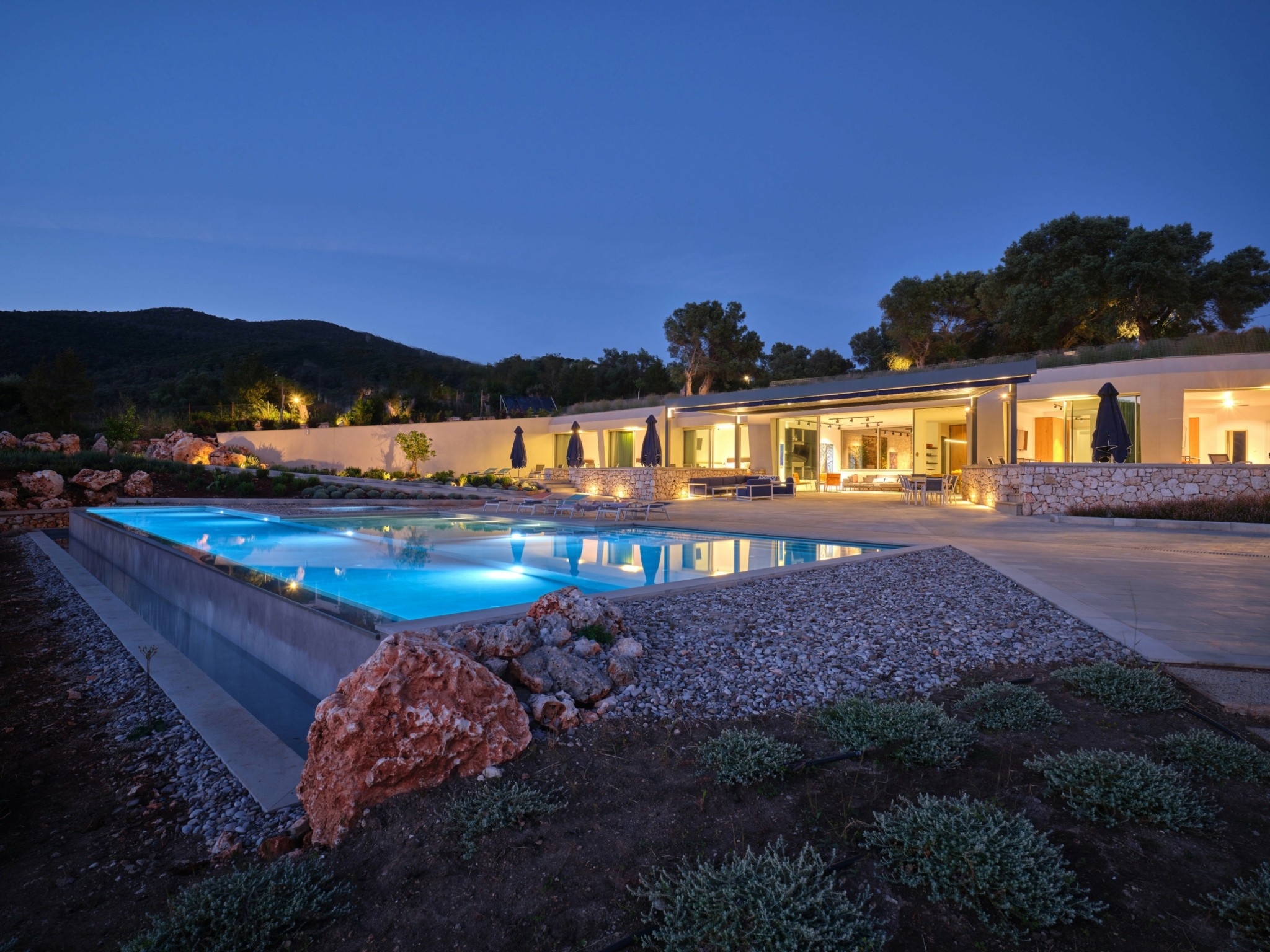 5 εντυπωσιακές βίλες προς ενοικίαση στην Λευκάδα – Μέσα στο πράσινο με θέα στο γαλάζιο του Ιονίου