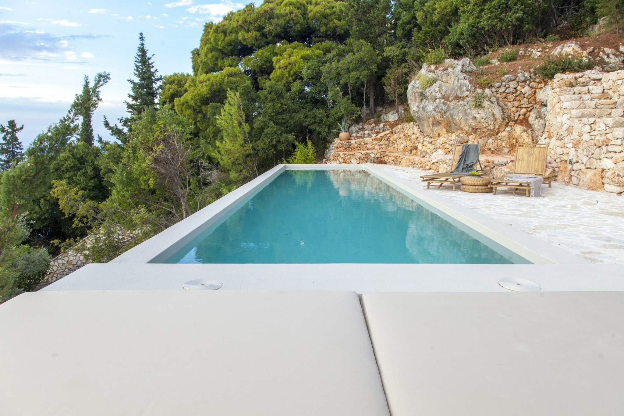 5 εντυπωσιακές βίλες προς ενοικίαση στην Λευκάδα – Μέσα στο πράσινο με θέα στο γαλάζιο του Ιονίου